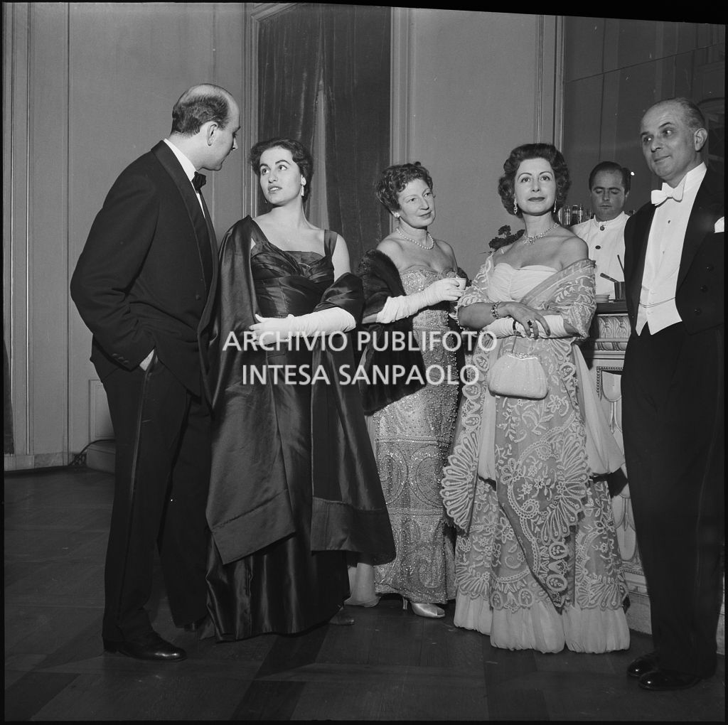 Eliana De Sabata con altri spettatori al bar del Teatro alla Scala in occasione della serata inaugurale della stagione lirica 1956-1957 con l'opera "Aida" di Giuseppe Verdi, diretta da Antonino Votto, con la regia di Franco Enriquez