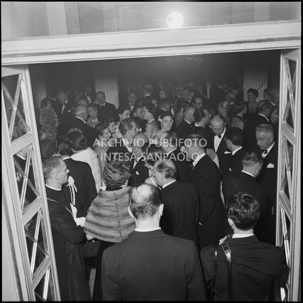 Spettatori nel foyer del Teatro alla Scala in occasione della serata inaugurale della stagione lirica 1956-1957 con l'opera "Aida" di Giuseppe Verdi, diretta da Antonino Votto, con la regia di Franco Enriquez