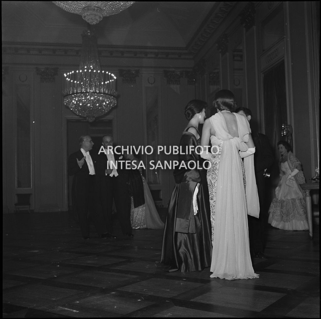 Eliana De Sabata e Fabia de Nora nel foyer del Teatro alla Scala in occasione della serata inaugurale della stagione lirica 1956-1957 con l'opera "Aida" di Giuseppe Verdi, diretta da Antonino Votto, con la regia di Franco Enriquez