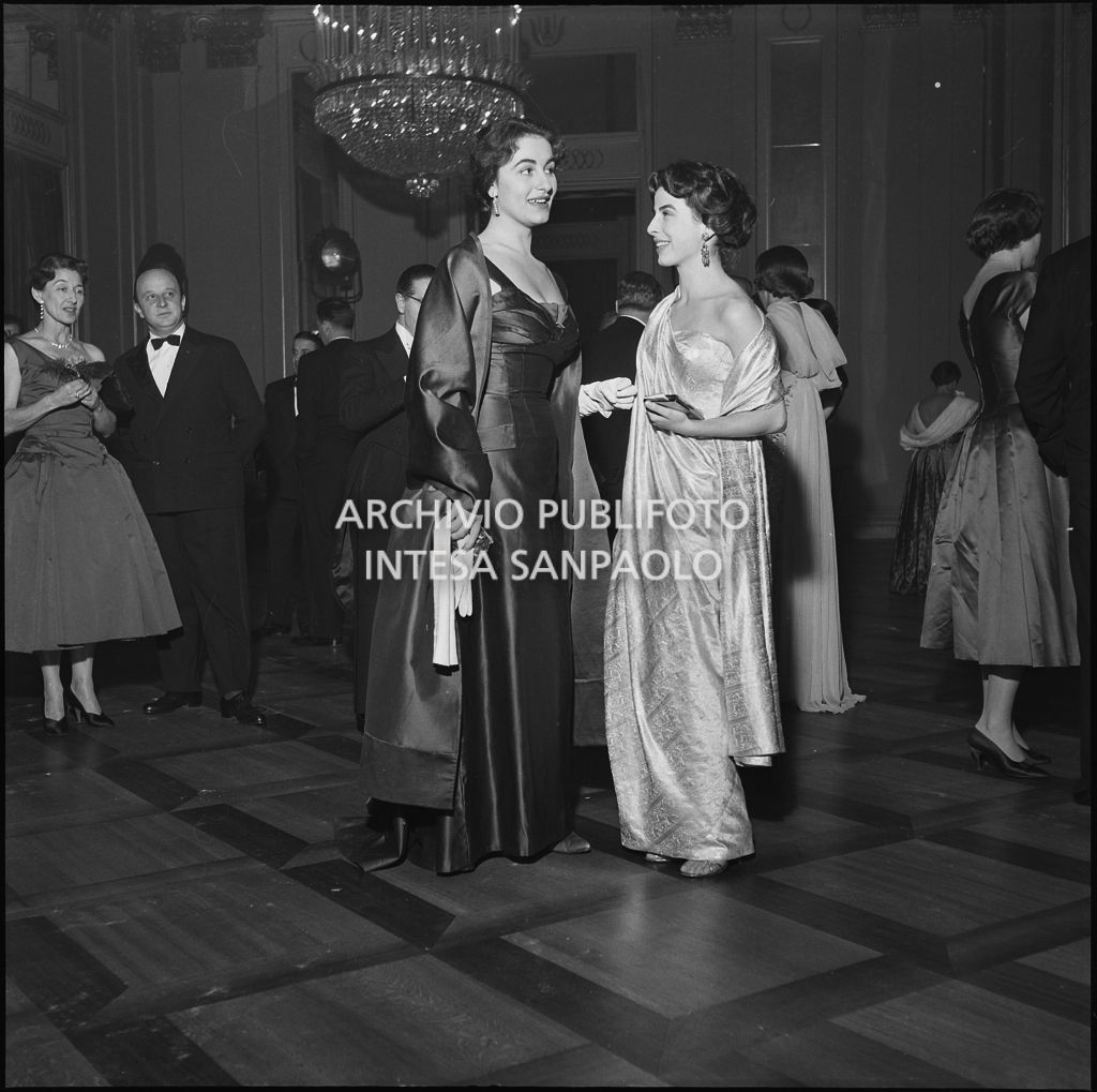 Eliana de Sabata e Franca Valsecchi nel foyer del Teatro alla Scala in occasione della serata inaugurale della stagione lirica 1956-1957 con l'opera "Aida" di Giuseppe Verdi, diretta da Antonino Votto, con la regia di Franco Enriquez