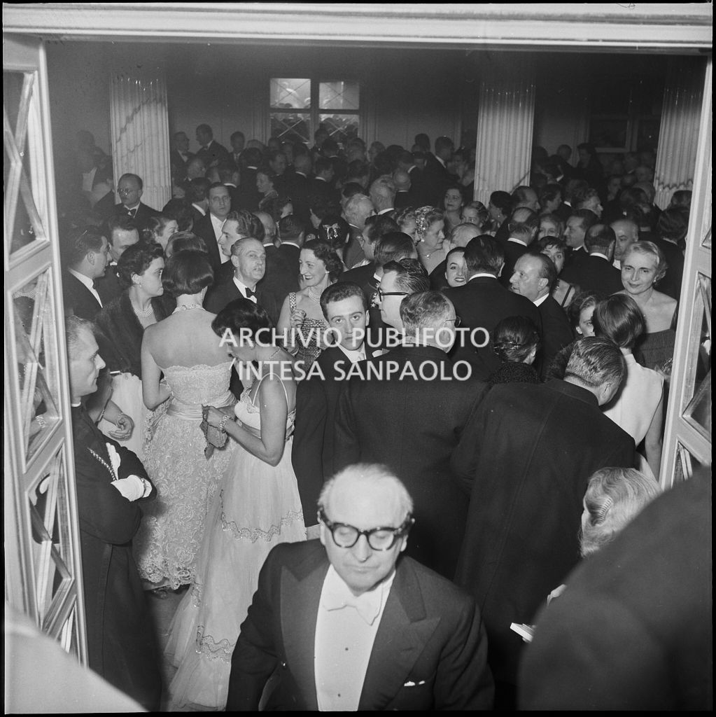 Spettatori nel foyer del Teatro alla Scala in occasione della serata inaugurale della stagione lirica 1956-1957 con l'opera "Aida" di Giuseppe Verdi, diretta da Antonino Votto, con la regia di Franco Enriquez