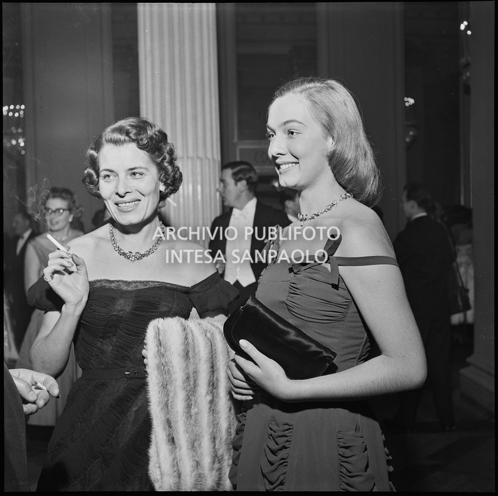 Due spettatrici nel foyer del Teatro alla Scala in occasione della serata inaugurale della stagione lirica 1956-1957 con l'opera "Aida" di Giuseppe Verdi, diretta da Antonino Votto, con la regia di Franco Enriquez