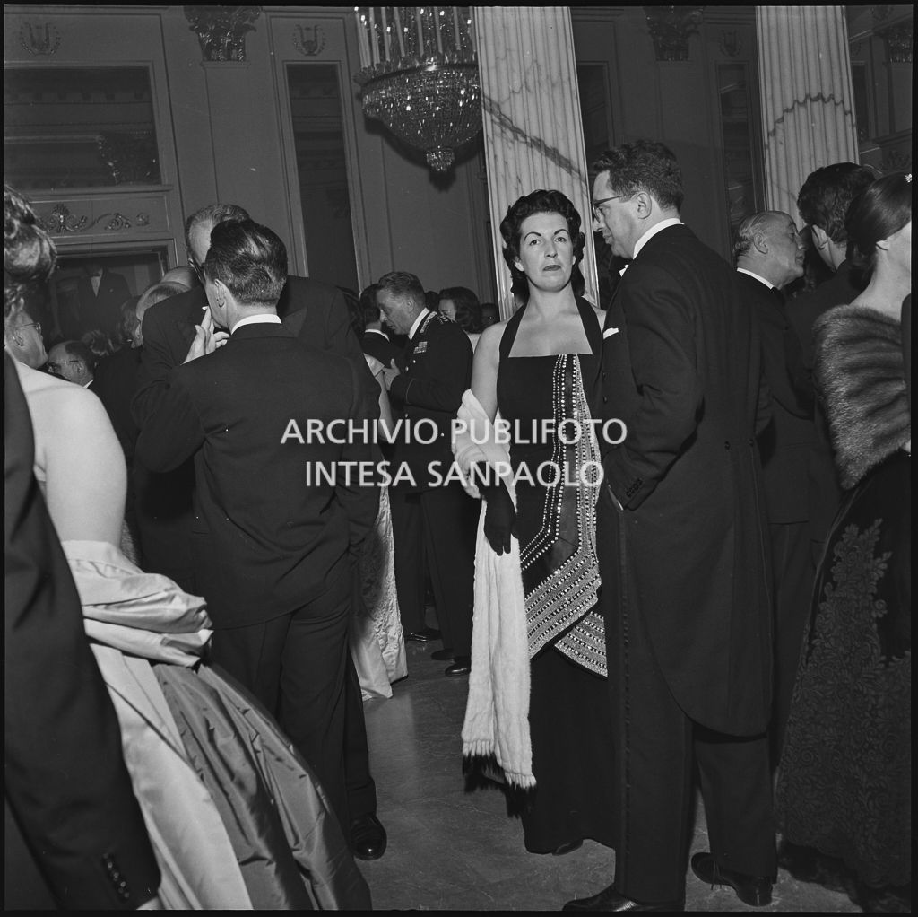 Una spettatrice al Teatro alla Scala in occasione della serata inaugurale della stagione lirica 1956-1957 con l'opera "Aida" di Giuseppe Verdi, diretta da Antonino Votto, con la regia di Franco Enriquez