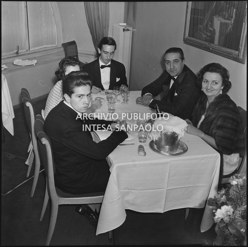 Tavolo con commensali alla cena dopo la serata inaugurale della stagione lirica 1956-1957 del Teatro alla Scala con l'opera "Aida" di Giuseppe Verdi, diretta da Antonino Votto, con la regia di Franco Enriquez
