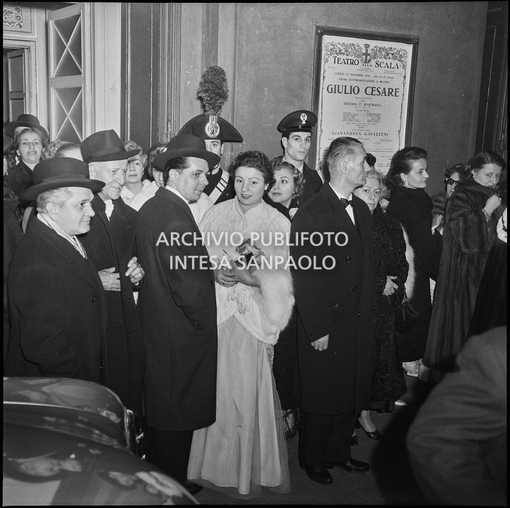 Spettatori all'uscita dal Teatro alla Scala dopo la serata inaugurale della stagione lirica 1956-1957 con l'opera "Aida" di Giuseppe Verdi, diretta da Antonino Votto, con la regia di Franco Enriquez