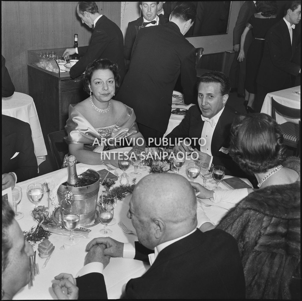 Il conte Franco Cella di Rivara ed altri commensali alla cena dopo la serata inaugurale della stagione lirica 1956-1957 del Teatro alla Scala con l'opera "Aida" di Giuseppe Verdi, diretta da Antonino Votto, con la regia di Franco Enriquez