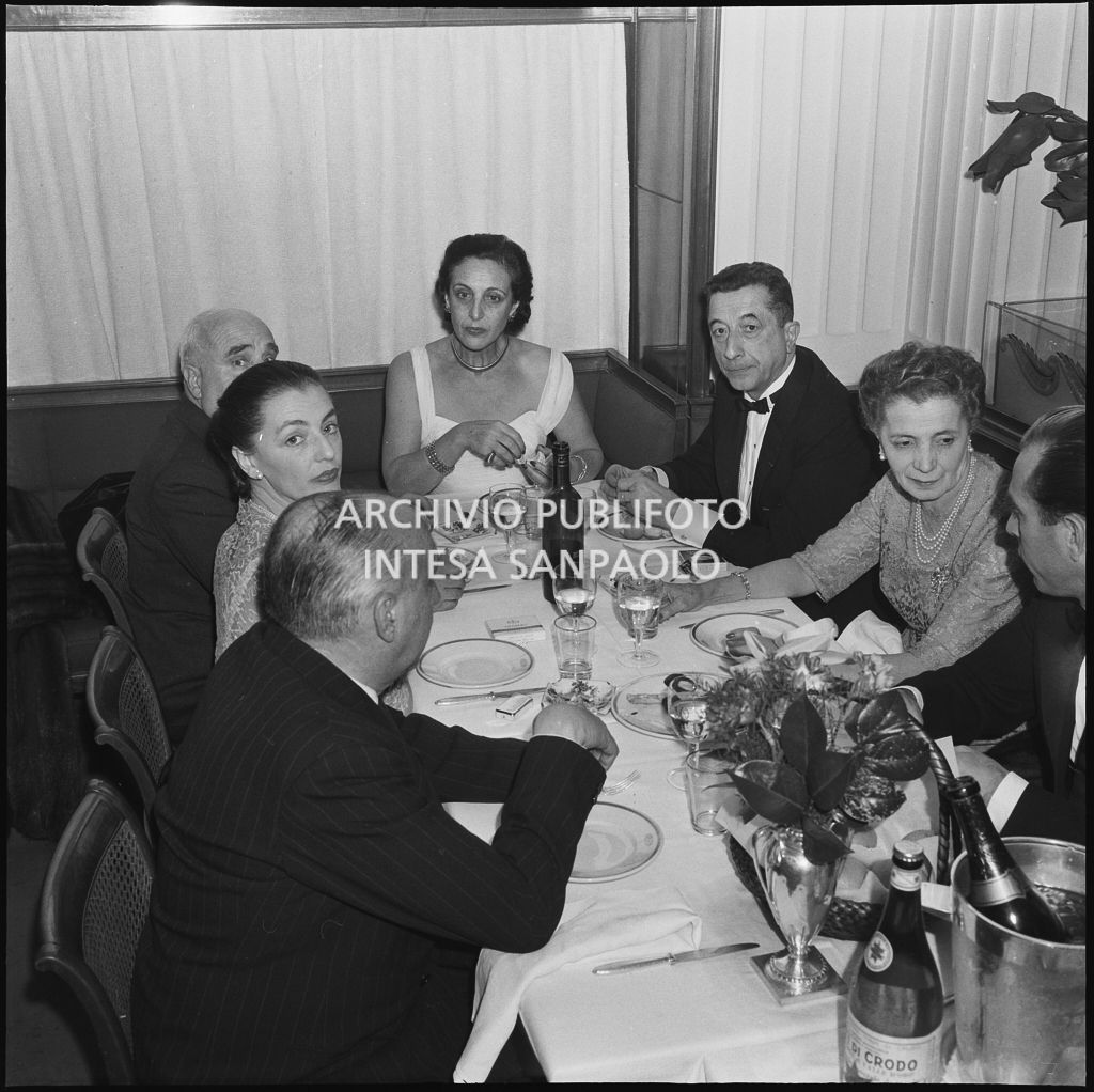 Cena dopo la serata inaugurale della stagione lirica 1956-1957 del Teatro alla Scala con l'opera "Aida" di Giuseppe Verdi, diretta da Antonino Votto, con la regia di Franco Enriquez