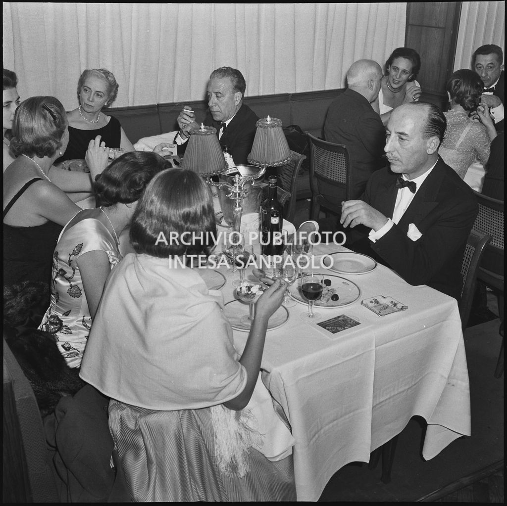 Cena dopo la serata inaugurale della stagione lirica 1956-1957 del Teatro alla Scala con l'opera "Aida" di Giuseppe Verdi, diretta da Antonino Votto, con la regia di Franco Enriquez