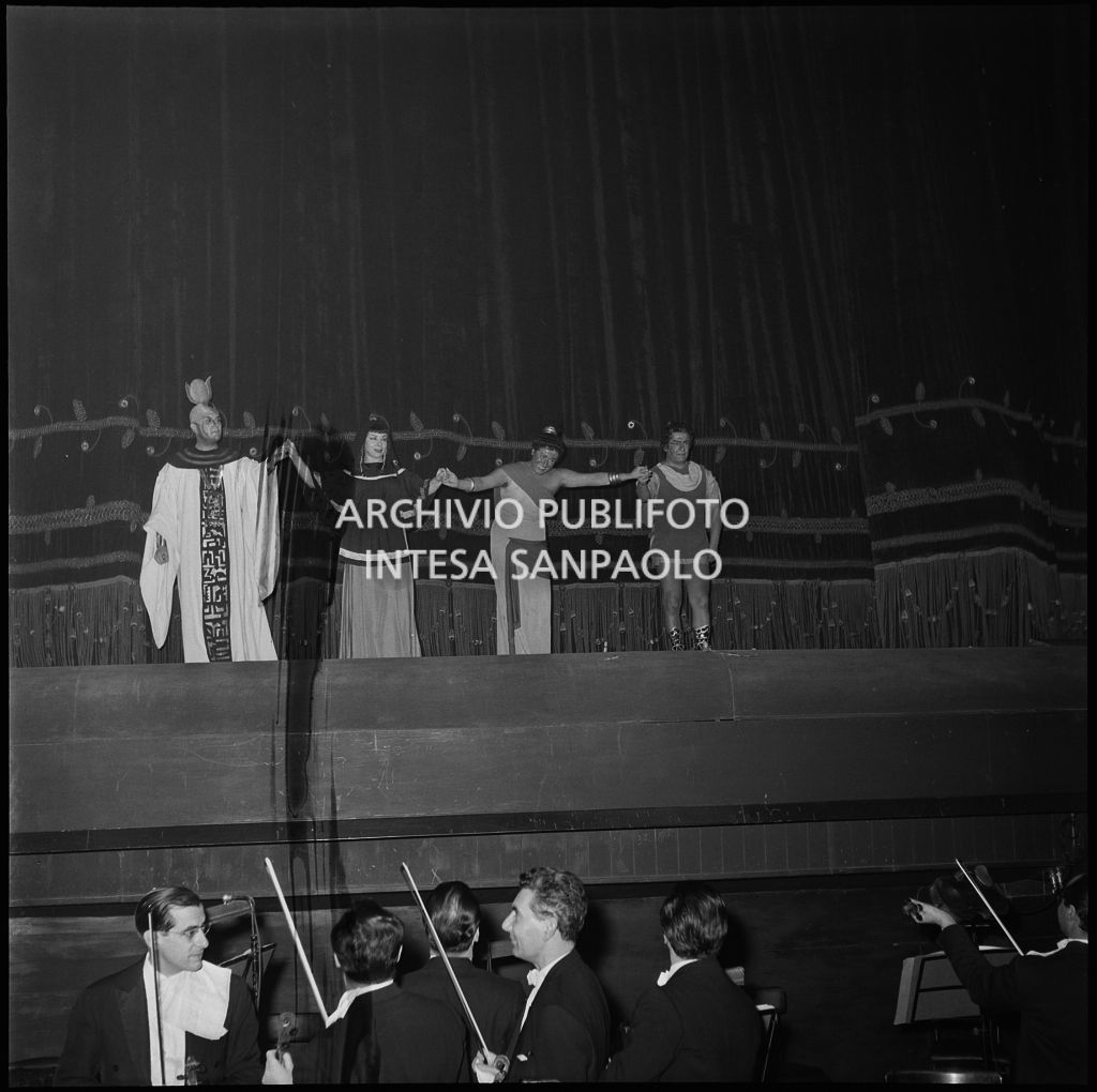 I cantanti sul palco del Teatro alla Scala ricevono l'applauso del pubblico durante la serata inaugurale della stagione lirica 1956-1957  con l'opera "Aida" di Giuseppe Verdi, diretta da Antonino Votto, con la regia di Franco Enriquez