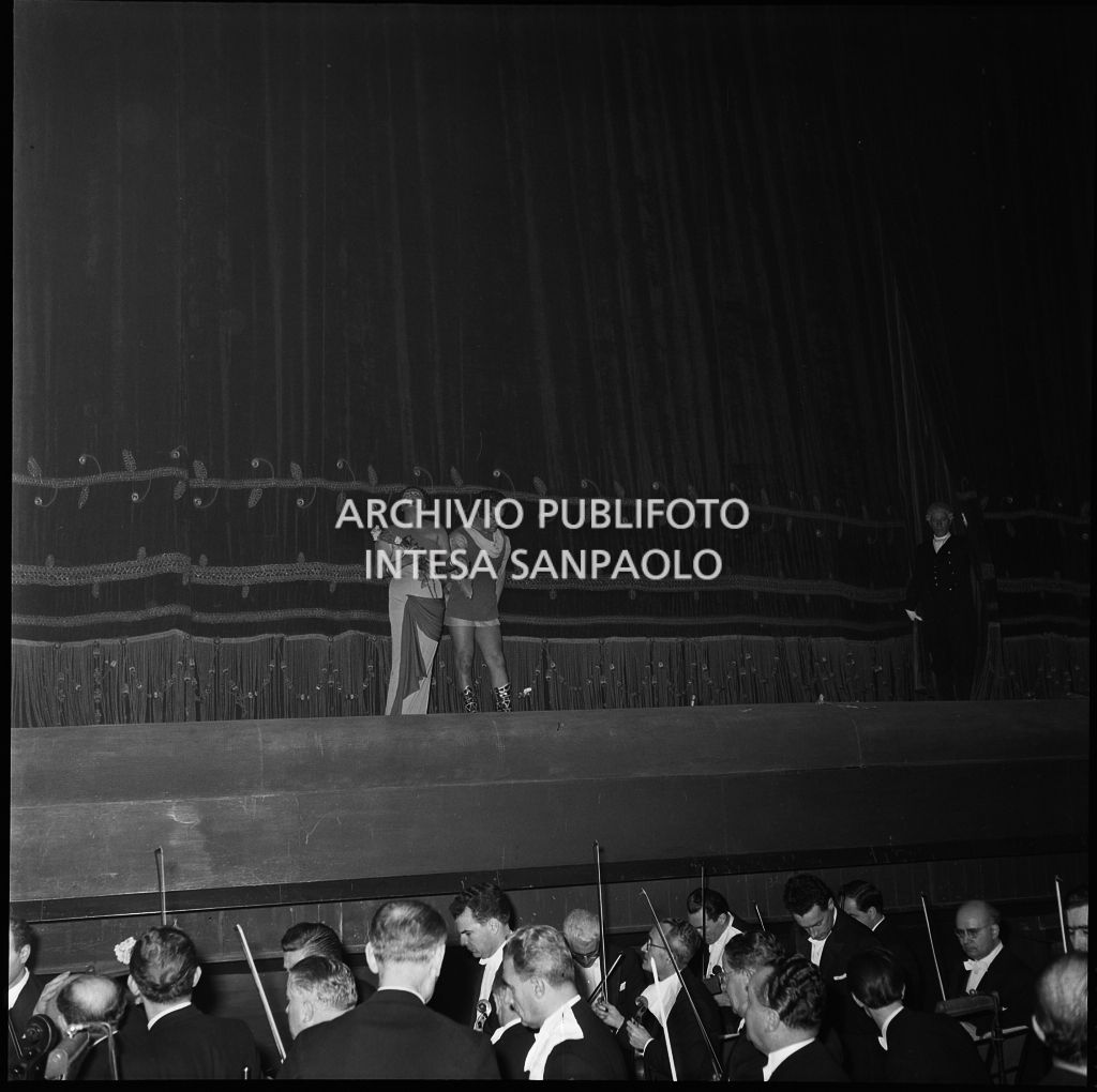 Il soprano Antonietta Stella e il tenore Giuseppe di Stefano sul palco del Teatro alla scala in occasione della serata inaugurale della stagione lirica 1956-1957 con l'opera "Aida" di Giuseppe Verdi, diretta da Antonino Votto, con la regia di Franco Enriquez