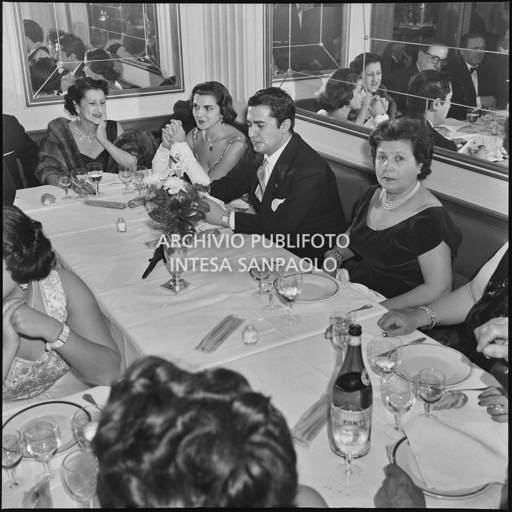 Il tenore Giuseppe Di Stefano, la moglie Maria Girolami ed altri commensali alla cena dopo la serata inaugurale della stagione lirica 1956-1957 del Teatro alla Scala con l'opera "Aida" di Giuseppe Verdi, diretta da Antonino Votto, con la regia di Franco Enriquez