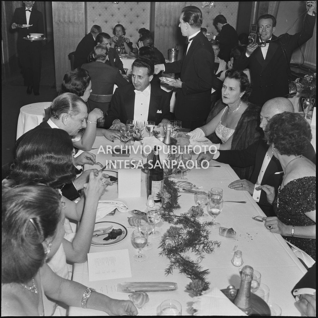 Il conte Franco Cella di Rivara ed altri commensali alla cena dopo la serata inaugurale della stagione lirica 1956-1957 del Teatro alla Scala con l'opera "Aida" di Giuseppe Verdi, diretta da Antonino Votto, con la regia di Franco Enriquez