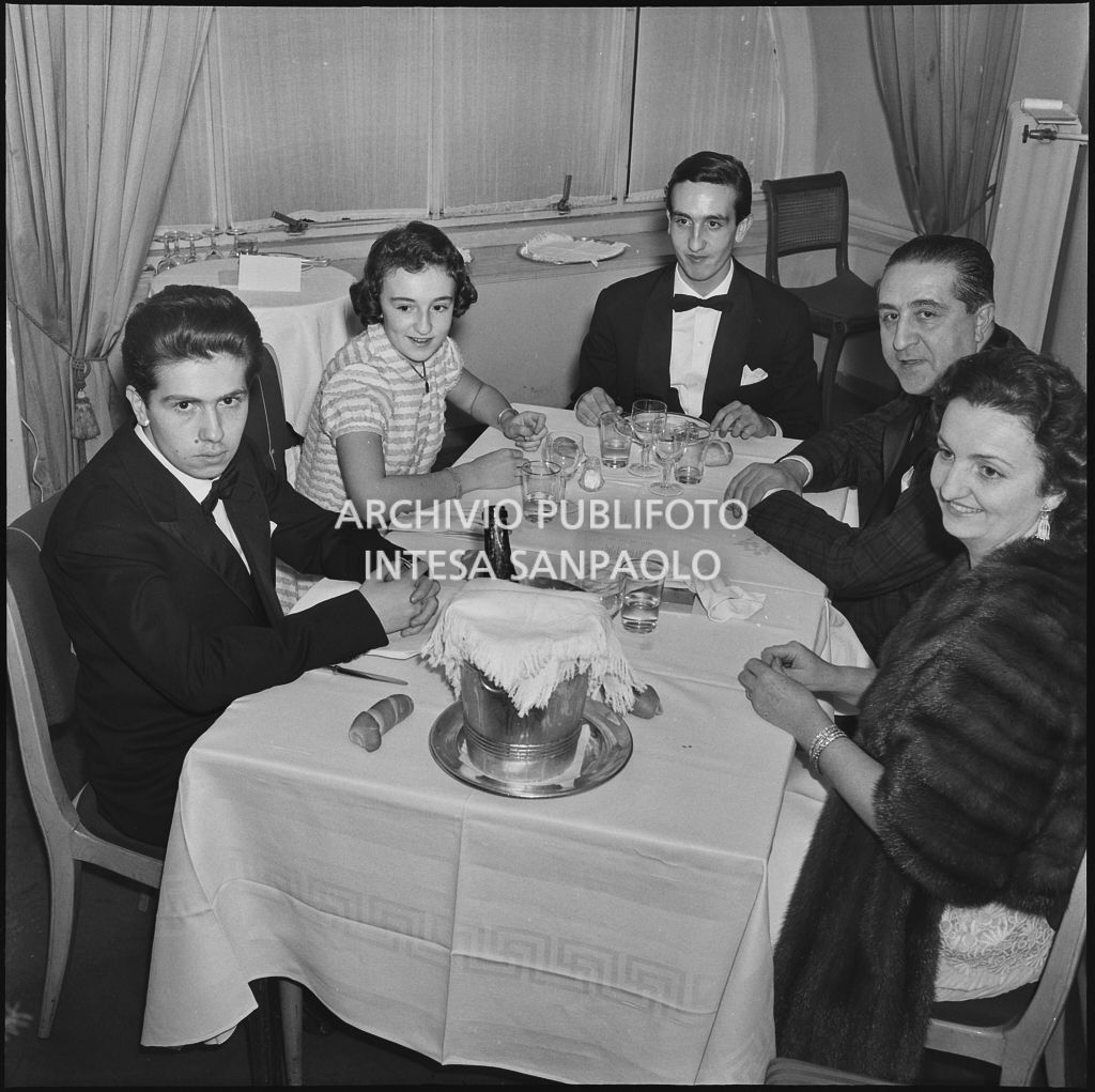 Commensali alla cena dopo la serata inaugurale della stagione lirica 1956-1957 del Teatro alla Scala con l'opera "Aida" di Giuseppe Verdi, diretta da Antonino Votto, con la regia di Franco Enriquez
