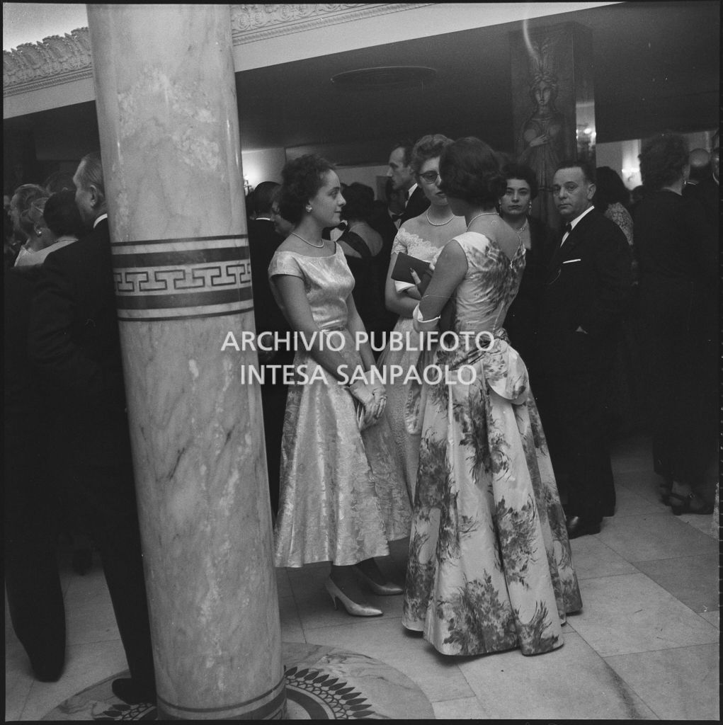 Spettatori nel Foyer della Piccola Scala in occasione della serata inaugurale della stagione lirica 1956-1957 con l'opera "La cecchina ossia la buona figliola" di Niccolò Vito Piccinni, diretta da Nino Sanzogno, con la regia di Franco Zeffirelli