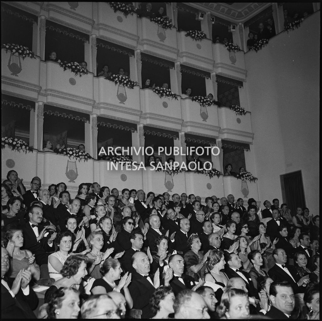 Sala della Piccola Scala, gremita di gente, in occasione della serata inaugurale della stagione lirica 1956-1957 con l'opera "La cecchina ossia la buona figliola" di Niccolò Vito Piccinni, diretta da Nino Sanzogno, con la regia di Franco Zeffirelli