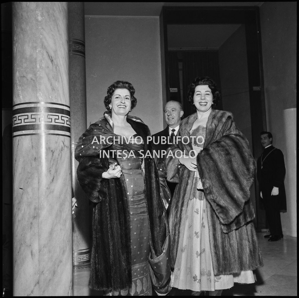 Il mezzosoprano Giulietta Simionato e la signora De Angeli nel foyer della Piccola Scala in occasione della serata inaugurale della stagione lirica 1956-1957 con l'opera "La cecchina ossia la buona figliola" di Niccolò Vito Piccinni, diretta da Nino Sanzogno, con la regia di Franco Zeffirelli