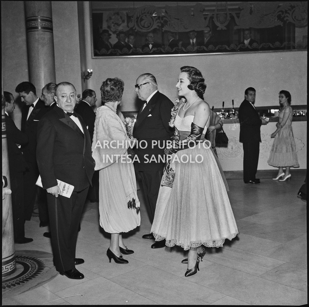 Giovanna Lomazzi nel foyer della Piccola Scala in occasione della serata inaugurale della stagione lirica 1956-1957 con l'opera "La cecchina ossia la buona figliola" di Niccolò Vito Piccinni, diretta da Nino Sanzogno, con la regia di Franco Zeffirelli