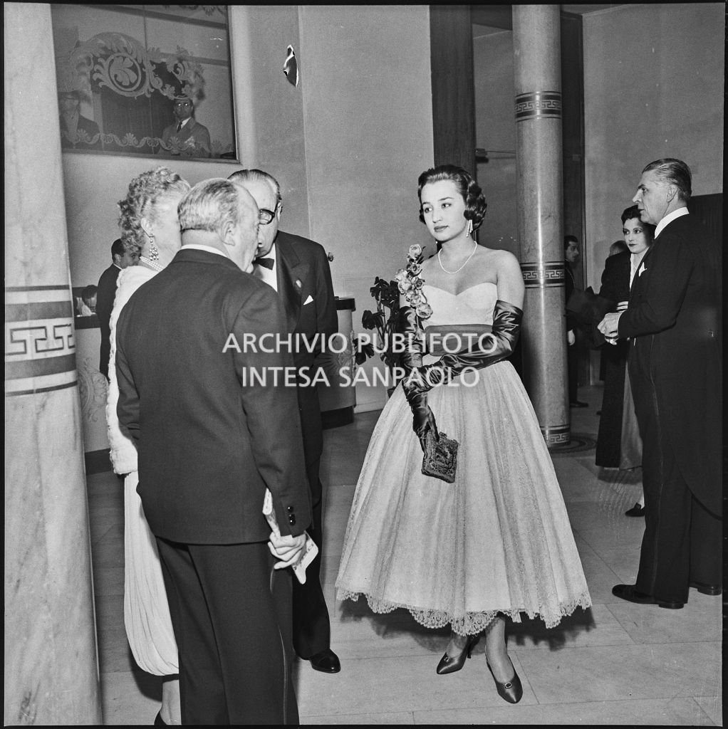 Giovanna Lomazzi nel foyer della Piccola Scala in occasione della serata inaugurale della stagione lirica 1956-1957 con l'opera "La cecchina ossia la buona figliola" di Niccolò Vito Piccinni, diretta da Nino Sanzogno, con la regia di Franco Zeffirelli