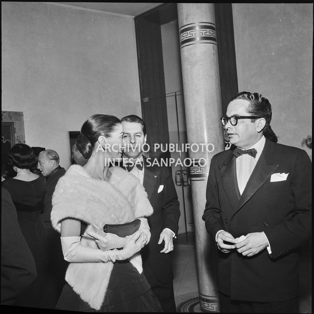 Margot Fonteyn, il marito Roberto Arias e Vallarino nel foyer della Piccola Scala in occasione della serata inaugurale della stagione lirica 1956-1957 con l'opera "La cecchina ossia la buona figliola" di Niccolò Vito Piccinni, diretta da Nino Sanzogno, con la regia di Franco Zeffirelli