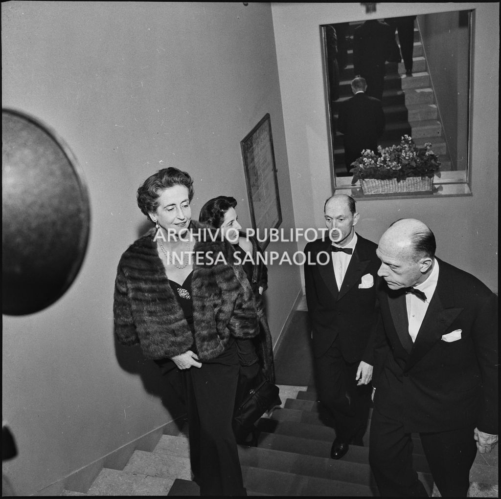 Alcuni spettatori salgono le scale della Piccola Scala durante la serata inaugurale della stagione lirica 1956-1957 con l'opera "La cecchina ossia la buona figliola" di Niccolò Vito Piccinni, diretta da Nino Sanzogno, con la regia di Franco Zeffirelli