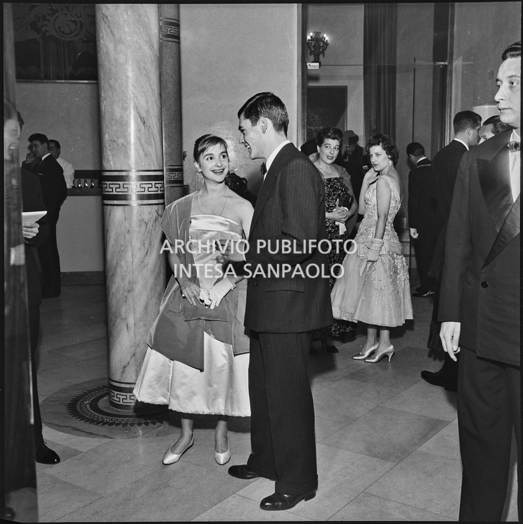 Adriana Mauri Asti e Massimo di Pietro nel foyer della Piccola Scala in occasione della serata inaugurale della stagione lirica 1956-1957 con l'opera "La cecchina ossia la buona figliola" di Niccolò Vito Piccinni, diretta da Nino Sanzogno, con la regia di Franco Zeffirelli