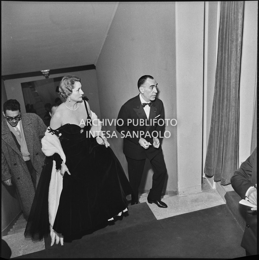 Inaugurazione della stagione lirica 1956-1957 della Piccola Scala con l'opera "La cecchina ossia la buona figliola" di Niccolò Vito Piccinni, diretta da Nino Sanzogno, con la regia di Franco Zeffirelli