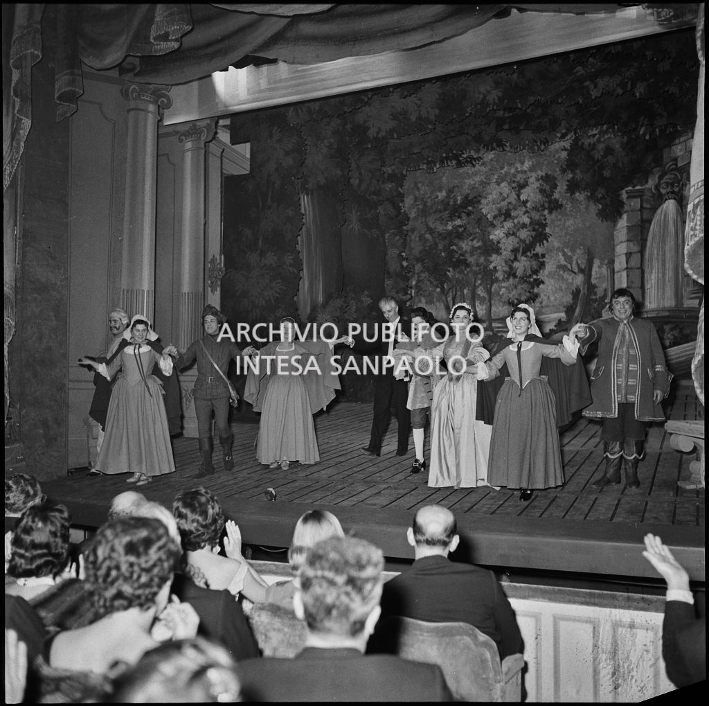Gli artisti sul palcoscenico della Piccola Scala ricevono l'applauso del pubblico al termine dell'opera "La cecchina ossia la buona figliola" di Niccolò Vito Piccinni, diretta da Nino Sanzogno, con la regia di Franco Zeffirelli, che inaugura la  stagione lirica 1956-1957