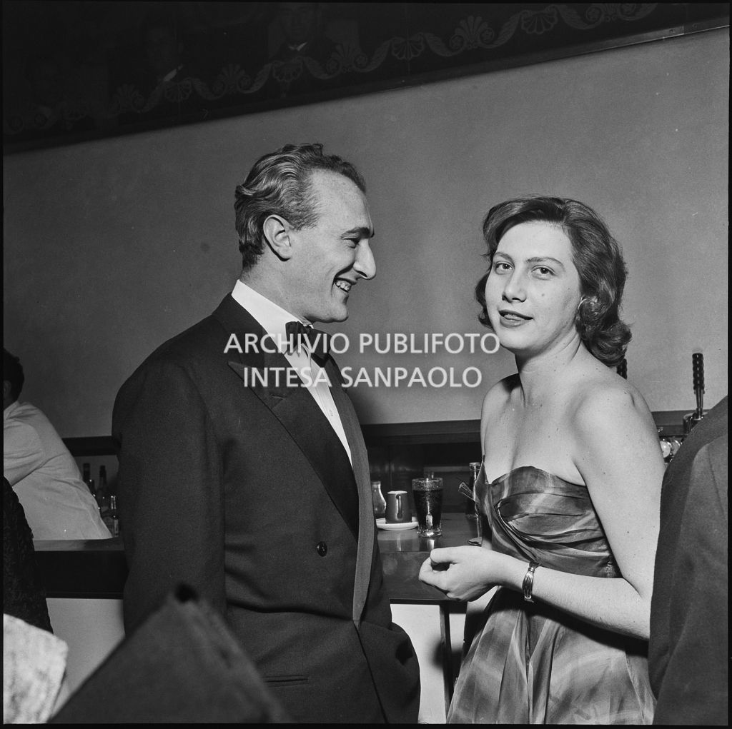 Due spettatori al bar della Piccola Scala in occasione della serata inaugurale della stagione lirica 1956-1957 con l'opera "La cecchina ossia la buona figliola" di Niccolò Vito Piccinni, diretta da Nino Sanzogno, con la regia di Franco Zeffirelli