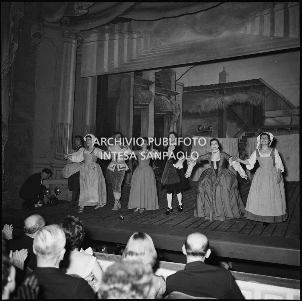 Gli artisti sul palco della Piccola Scala ricevono l'applauso dal pubblico per l'opera "La cecchina ossia la buona figliola" di Niccolò Vito Piccinni, diretta da Nino Sanzogno, con la regia di Franco Zeffirelli che inaugura la stagione lirica 1956-1957