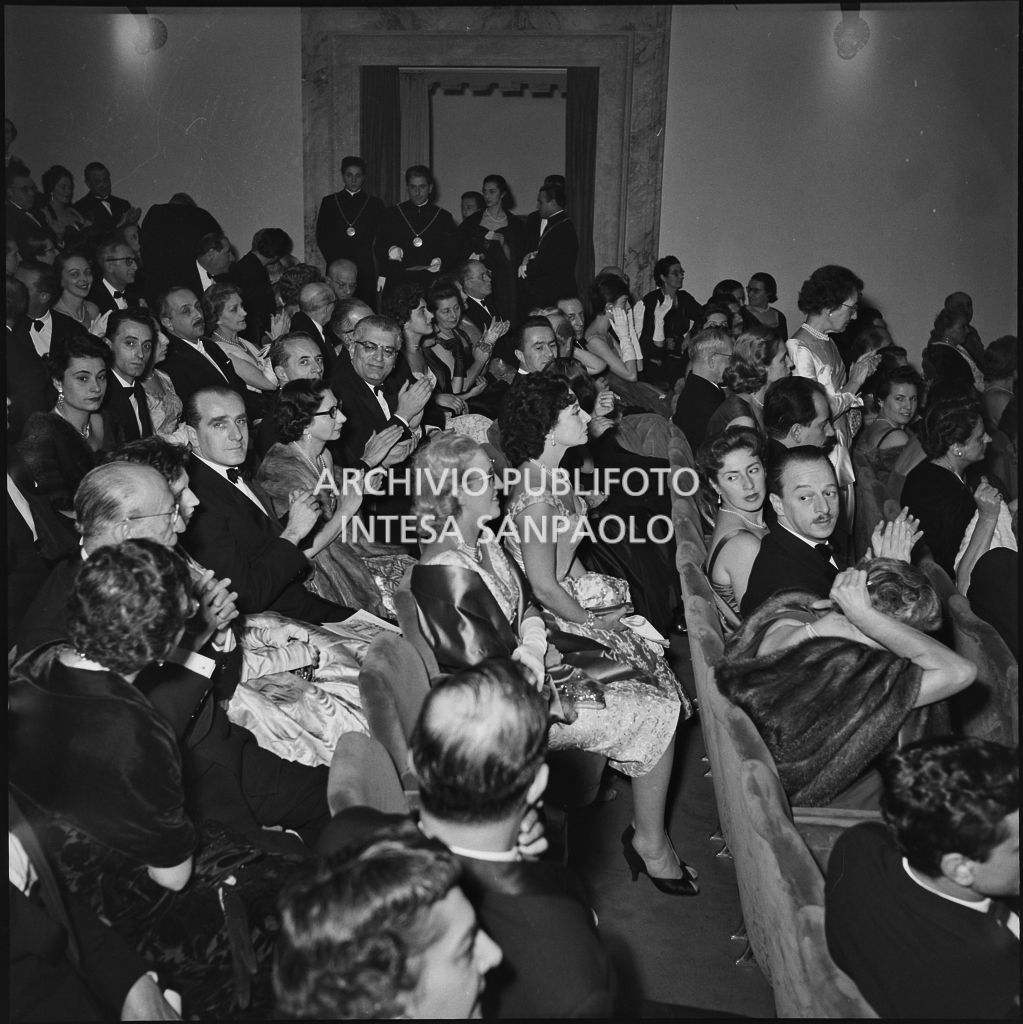 Platea della Piccola Scala, gremita di gente, in occasione della serata inaugurale della stagione lirica 1956-1957 della Piccola Scala con l'opera "La cecchina ossia la buona figliola" di Niccolò Vito Piccinni, diretta da Nino Sanzogno, con la regia di Franco Zeffirelli