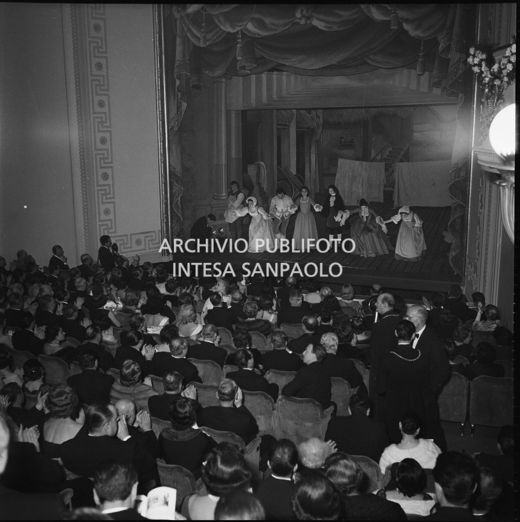 Il pubblico applaude gli artisti sul palcoscenico al termine dell'opera "La cecchina ossia la buona figliola" di Niccolò Vito Piccinni, diretta da Nino Sanzogno, con la regia di Franco Zeffirelli, con la quale si inaugura la stagione lirica 1956-1957 della Piccola Scala