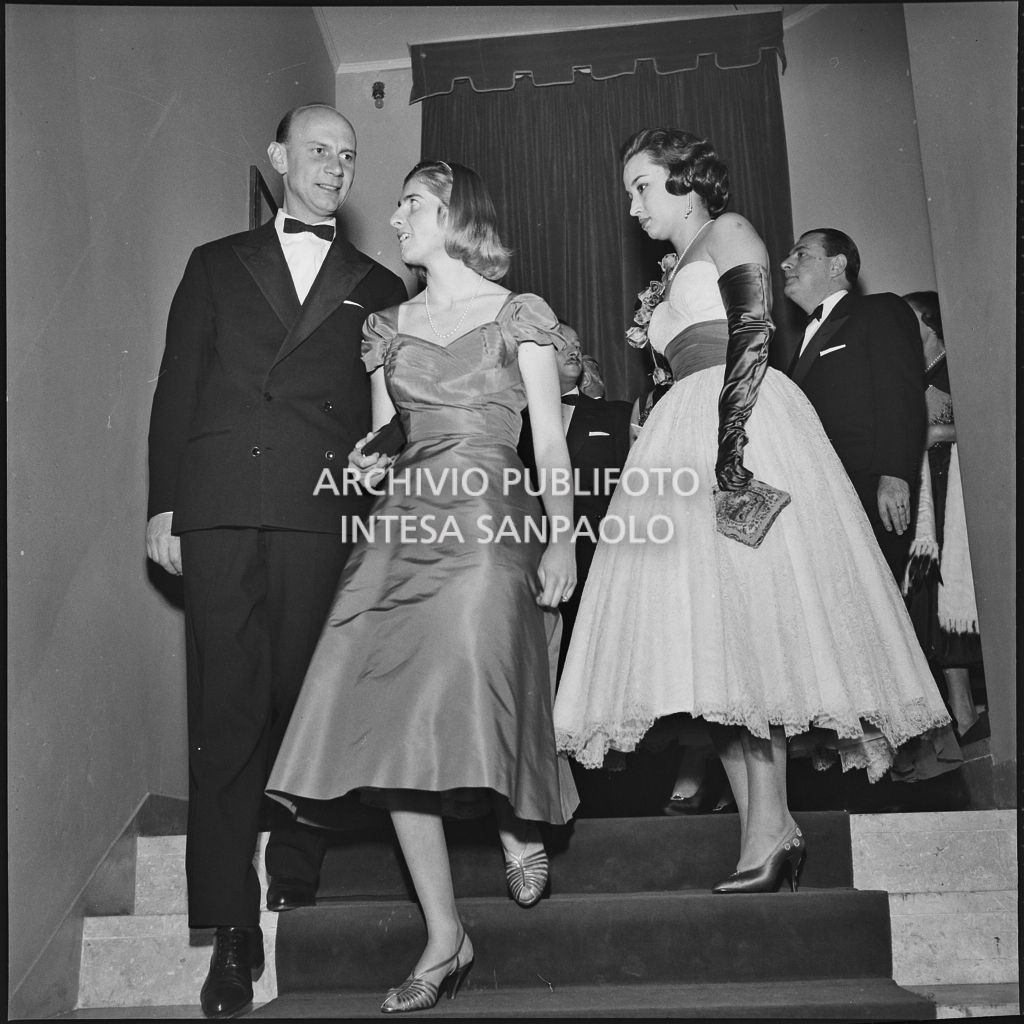 Giovanna Lomazzi ed altri spettatori sulle scale della Piccola Scala in occasione della serata inaugurale della stagione lirica 1956-1957 con l'opera "La cecchina ossia la buona figliola" di Niccolò Vito Piccinni, diretta da Nino Sanzogno, con la regia di Franco Zeffirelli