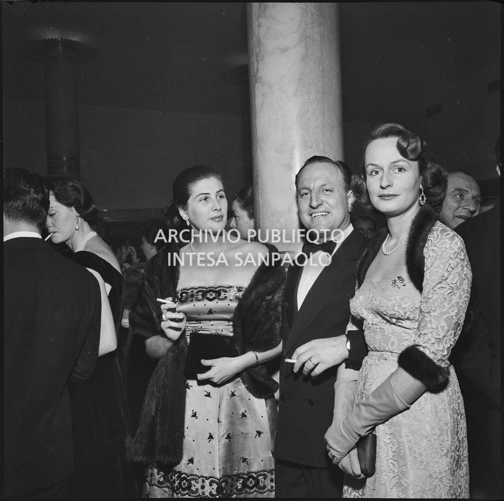 Spettatori nel foyer della Piccola Scala in occasione della serata inaugurale della stagione lirica 1956-1957 con l'opera "La cecchina ossia la buona figliola" di Niccolò Vito Piccinni, diretta da Nino Sanzogno, con la regia di Franco Zeffirelli