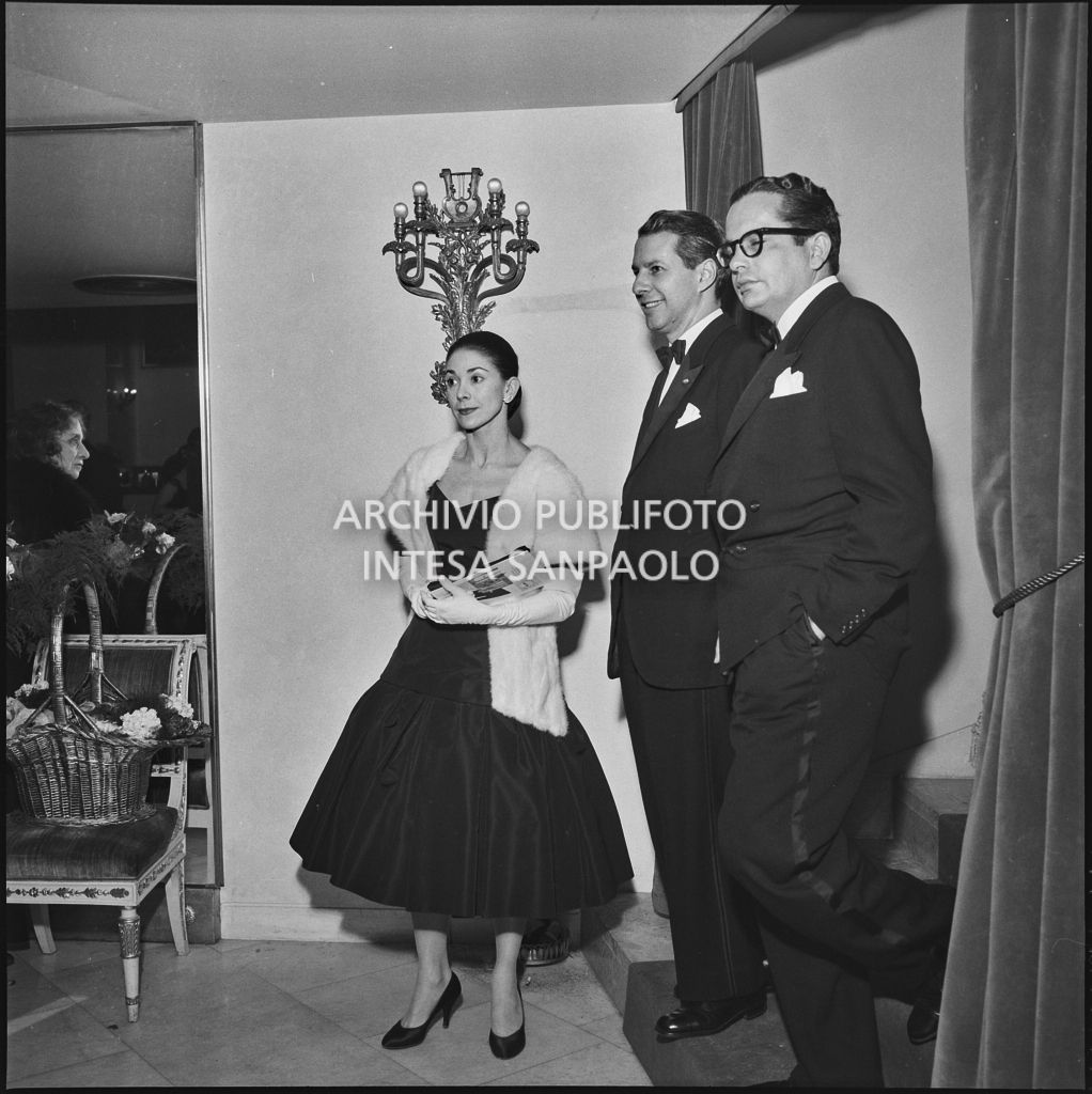 Margot Fonteyn, il marito Roberto Arias e Vallarino nel Foyer della Piccola Scala in occasione della sera inaugurale della stagione lirica 1956-1957 con l'opera "La cecchina ossia la buona figliola" di Niccolò Vito Piccinni, diretta da Nino Sanzogno, con la regia di Franco Zeffirelli