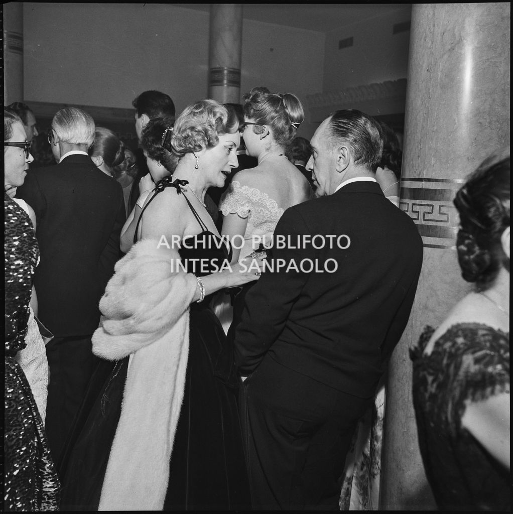Spettatori nel foyer della Piccola Scala in occasione della serata inaugurale della stagione lirica 1956-1957 con l'opera "La cecchina ossia la buona figliola" di Niccolò Vito Piccinni, diretta da Nino Sanzogno, con la regia di Franco Zeffirelli