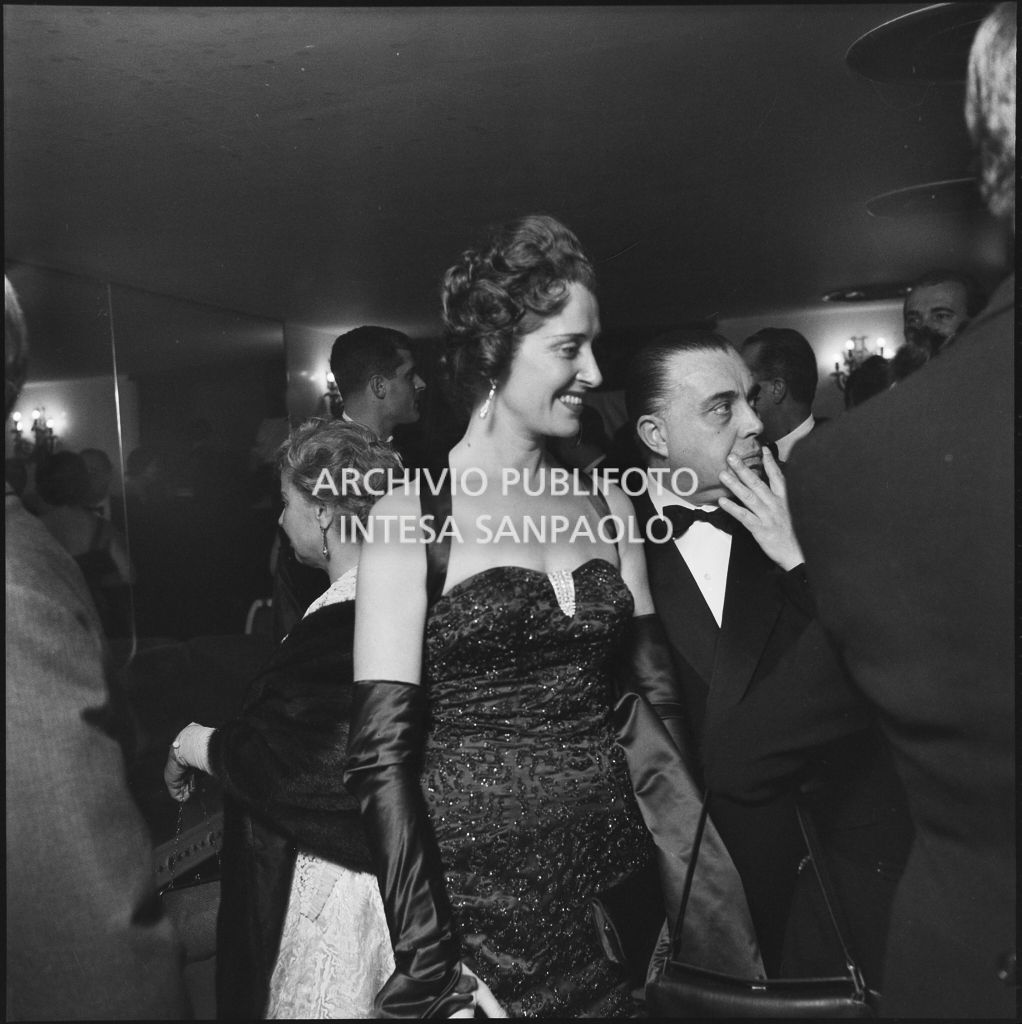 Spettatori nel foyer della Piccola Scala in occasione della serata inaugurale della stagione lirica 1956-1957 con l'opera "La cecchina ossia la buona figliola" di Niccolò Vito Piccinni, diretta da Nino Sanzogno, con la regia di Franco Zeffirelli