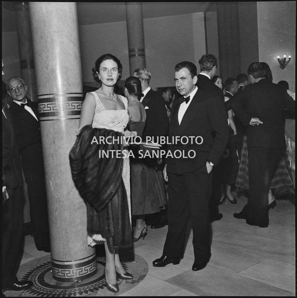 Spettatori nel foyer della Piccola Scala in occasione della serata inaugurale della stagione lirica 1956-1957 con l'opera "La cecchina ossia la buona figliola" di Niccolò Vito Piccinni, diretta da Nino Sanzogno, con la regia di Franco Zeffirelli
