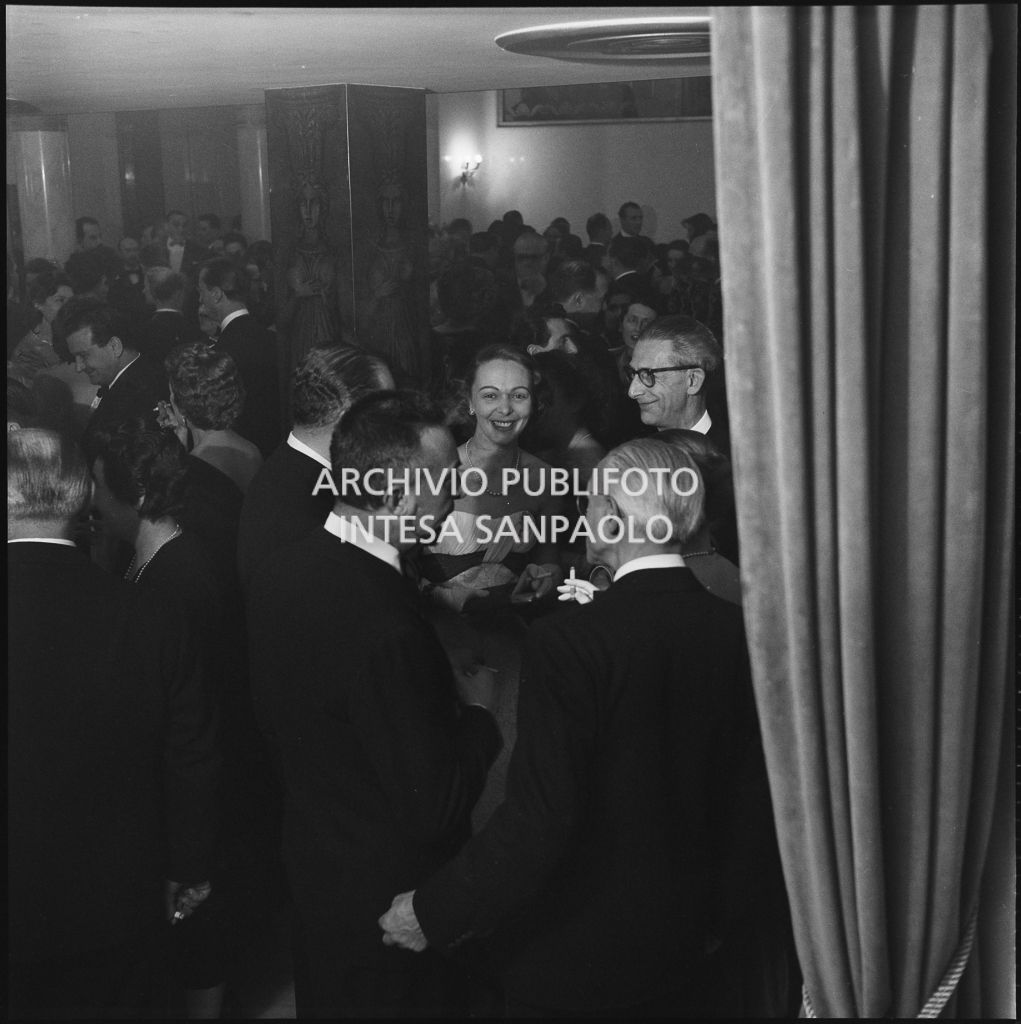 Spettatori nel foyer della Piccola Scala in occasione della serata inaugurale della stagione lirica 1956-1957 con l'opera "La cecchina ossia la buona figliola" di Niccolò Vito Piccinni, diretta da Nino Sanzogno, con la regia di Franco Zeffirelli