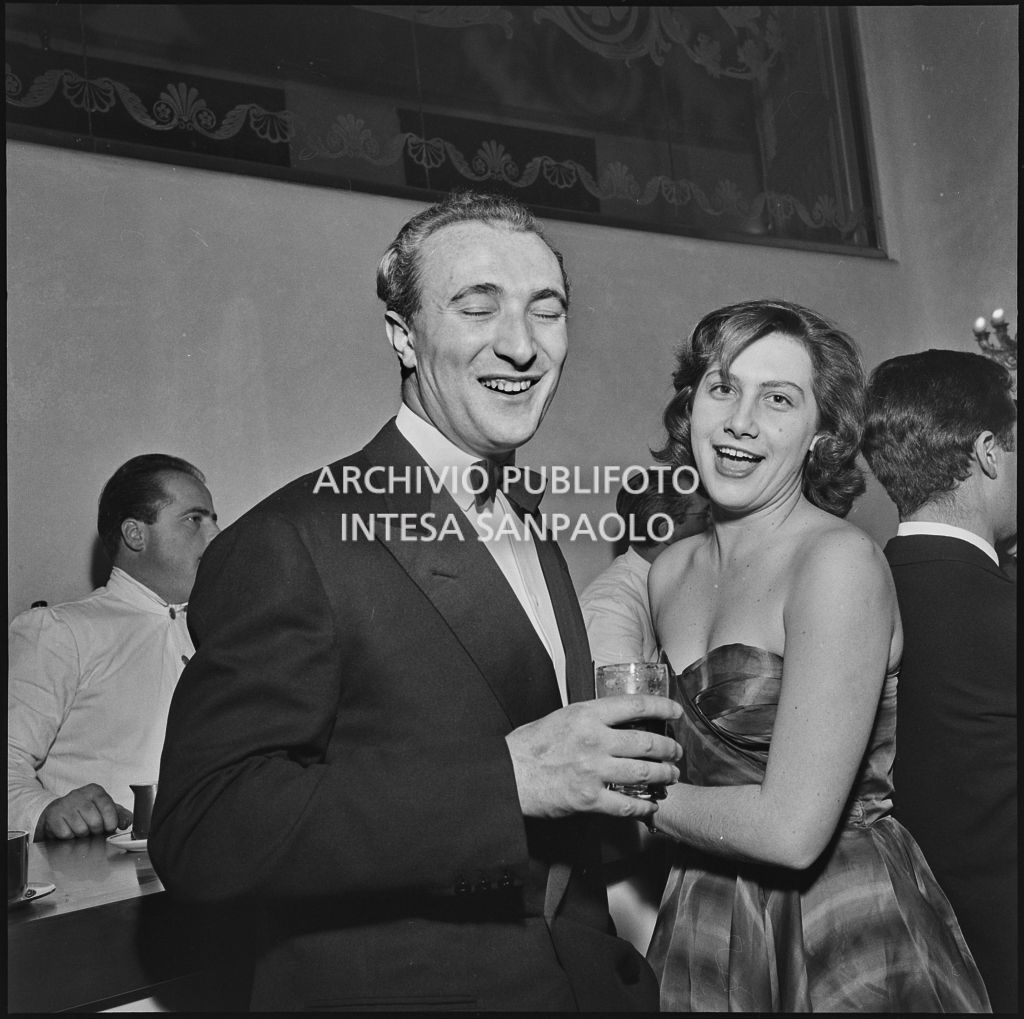 Due spettatori al bar della Piccola Scala in occasione della serata inaugurale della stagione lirica 1956-1957 con l'opera "La cecchina ossia la buona figliola" di Niccolò Vito Piccinni, diretta da Nino Sanzogno, con la regia di Franco Zeffirelli