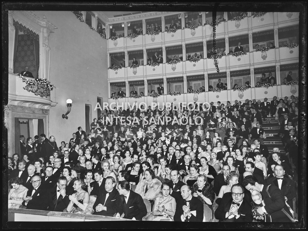 La sala della Piccola Scala, ripresa dal palcoscenico, gremita di pubblico, in occasione della serata inaugurale della stagione lirica 1956-1957 con l'opera "La cecchina ossia la buona figliola" di Niccolò Vito Piccinni, diretta da Nino Sanzogno, con la regia di Franco Zeffirelli