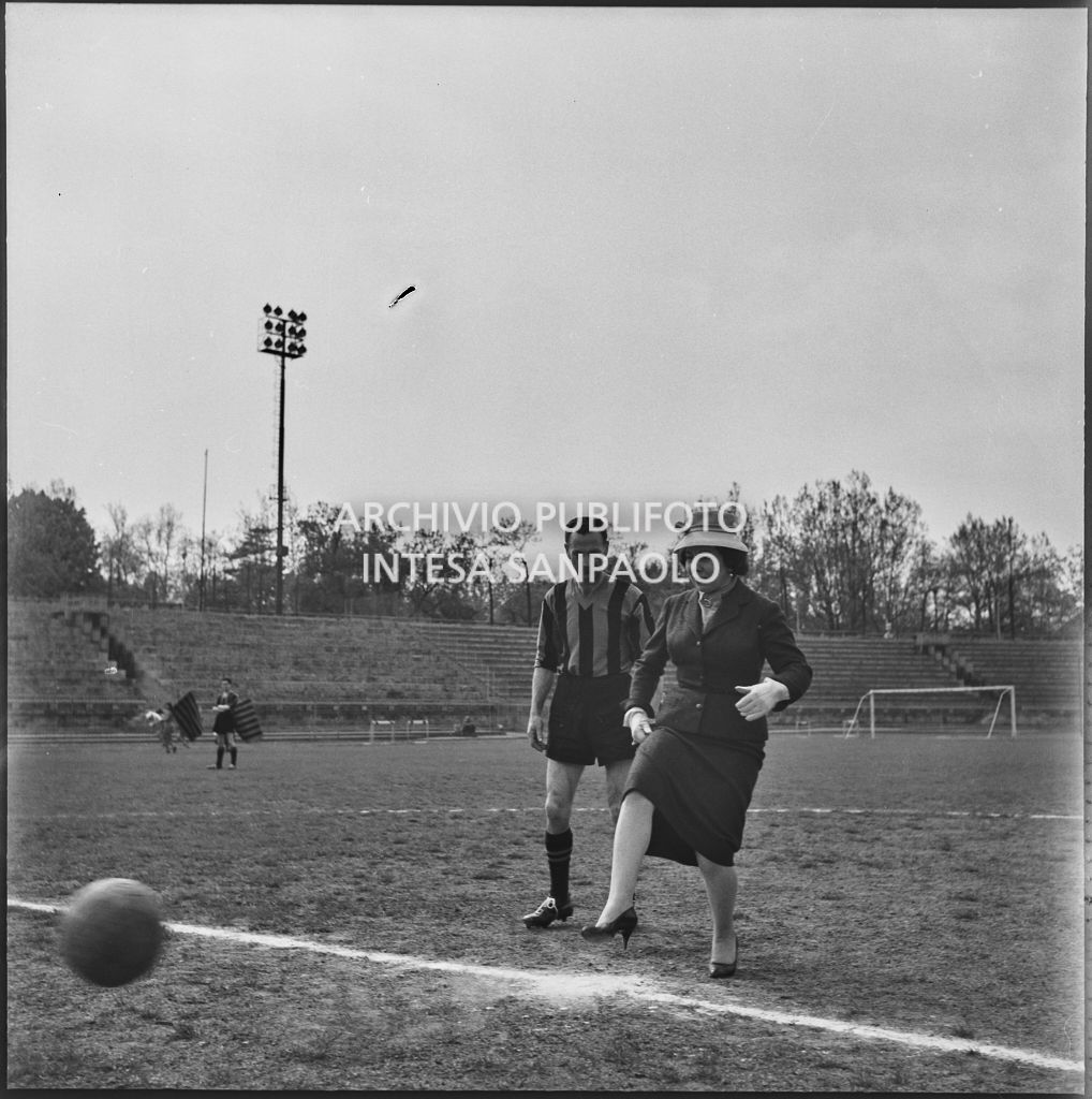 Calcio d'inizio della partita dei dipendenti del Teatro alla Scala calcio dato dal mezzosoprano Giulietta Simionato