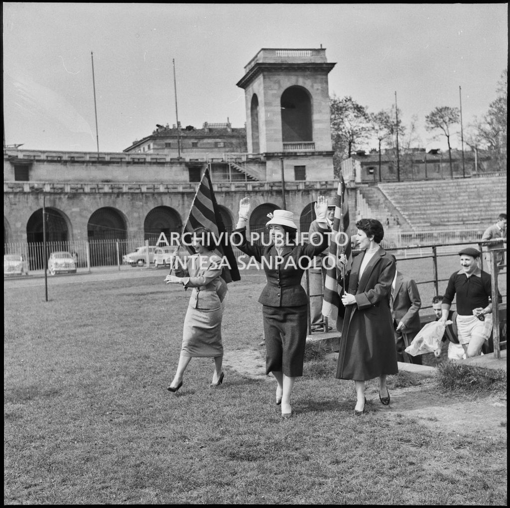Arrivo del mezzosoprano Giulietta Simionato al campo di calcio in occasione della partita dei dipendenti del Teatro alla Scala