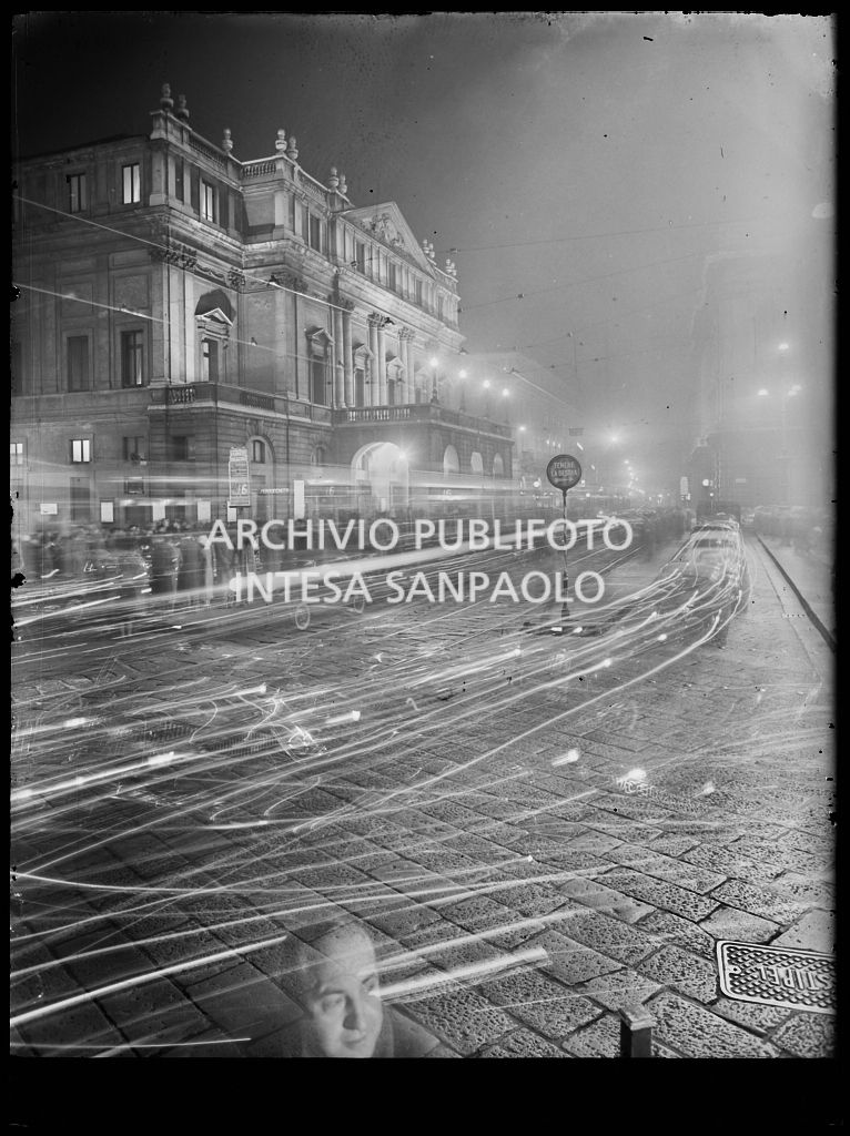 Scorcio notturno del Teatro alla Scala in occasione della serata inaugurale della stagione lirica 1957-1958 con l'opera di Giuseppe Verdi "Un ballo in maschera", diretta da Gianandrea Gavazzeni e con la regia di Margherita Wallmann