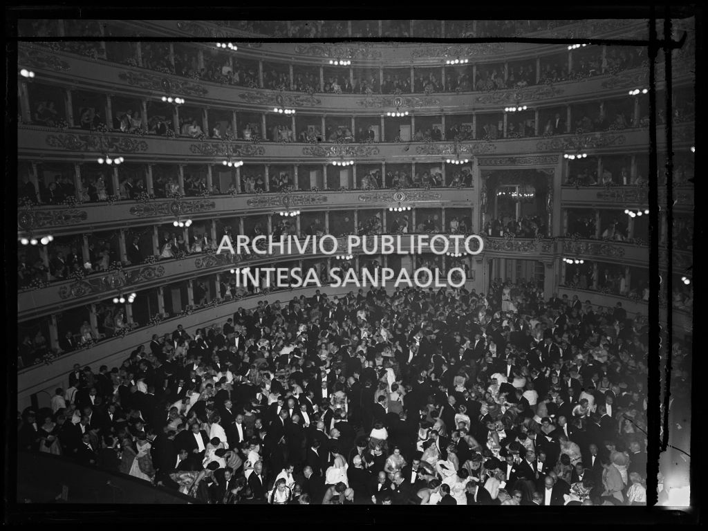 Platea e palchi del Teatro alla scala, gremiti di genere, in occasione della serata inaugurale della stagione lirica 1957-1958 con l'opera "Un ballo in maschera", di Giuseppe Verdi, diretta da Gianandrea Gavazzeni con la regia di Margherita Wallmann