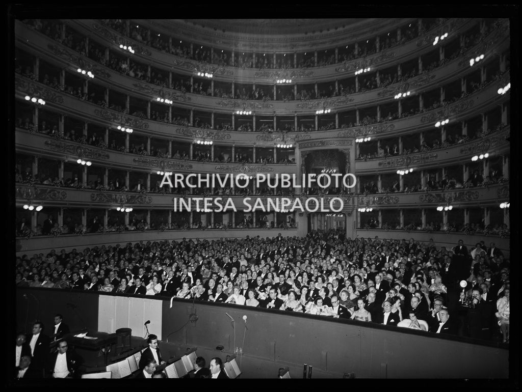 Vista dal palcoscenico sulla platea e sui palchi del teatro alla scala, gremiti di gente, in occasione della serata inaugurale della stagione lirica 1957-1958 con l'opera "Un ballo in maschera", di Giuseppe Verdi, diretta da Gianandrea Gavazzeni con la regia di Margherita Wallmann