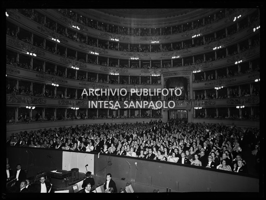 Vista dal palcoscenico del Teatro alla Scala sulla platea e sui palchi gremiti di gente in occasione della serata inaugurale della stagione lirica 1957-1958 con l'opera "Un ballo in maschera", di Giuseppe Verdi, diretta da Gianandrea Gavazzeni con la regia di Margherita Wallmann