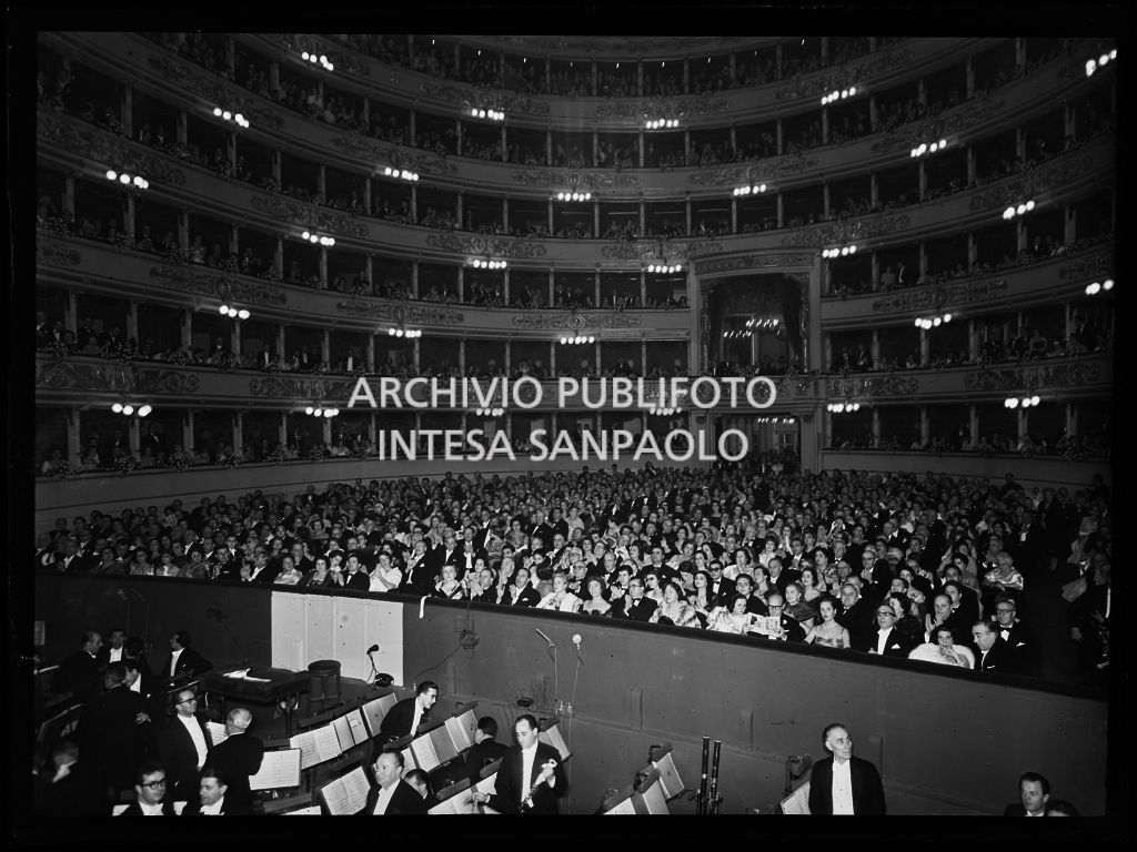 Vista dal palcoscenico del Teatro alla Scala sulla platea e sui palchi gremiti di gente in occasione della serata inaugurale della stagione lirica 1957-1958 con l'opera "Un ballo in maschera", di Giuseppe Verdi, diretta da Gianandrea Gavazzeni con la regia di Margherita Wallmann