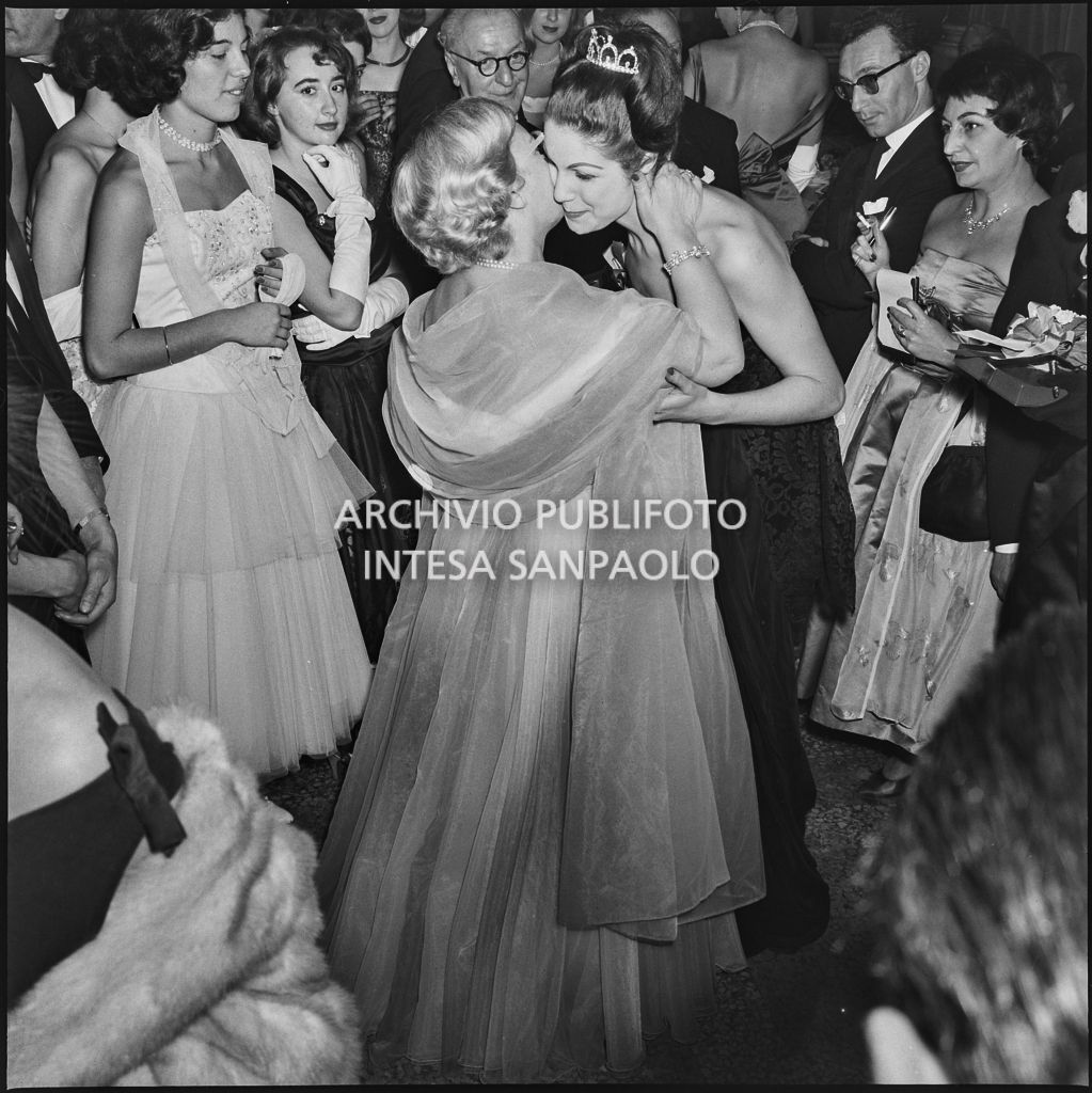 Jole Veneziani e Eletta Polvani si salutano con un bacio al Teatro alla Scala in occasione della serata inaugurale della stagione lirica 1957-1958 con l'opera "Un ballo in maschera", di Giuseppe Verdi, diretta da Gianandrea Gavazzeni con la regia di Margherita Wallmann