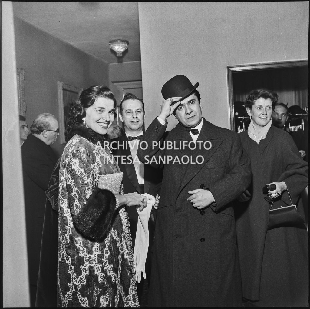 Il tenore Giuseppe Di Stefano e la moglie Maria Girolami in occasione della serata inaugurale della stagione lirica 1957-1958 del Teatro alla Scala con l'opera "Un ballo in maschera", di Giuseppe Verdi, diretta da Gianandrea Gavazzeni con la regia di Margherita Wallmann