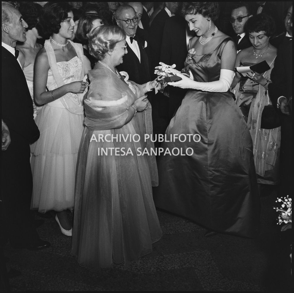 Jole Veneziani e Giovanna Lomazzi nel foyer del Teatro alla Scala in occasione della serata inaugurale della stagione lirica 1957-1958 con l'opera "Un ballo in maschera", di Giuseppe Verdi, diretta da Gianandrea Gavazzeni con la regia di Margherita Wallmann
